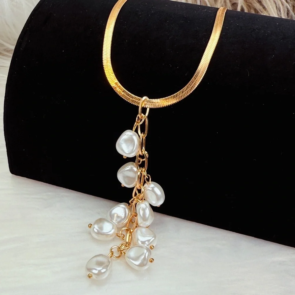 Beautiful goldtone, faux pearl cluster lightweight costume necklace